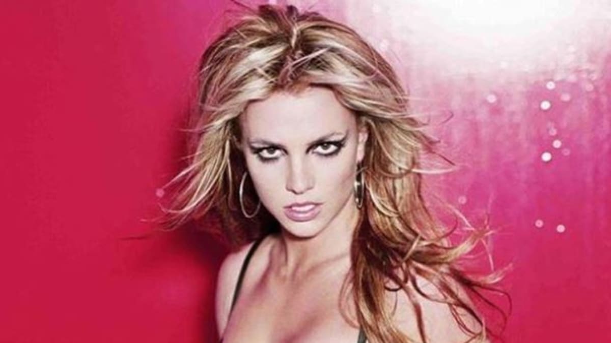 Britney Spears si zlomila nohu.