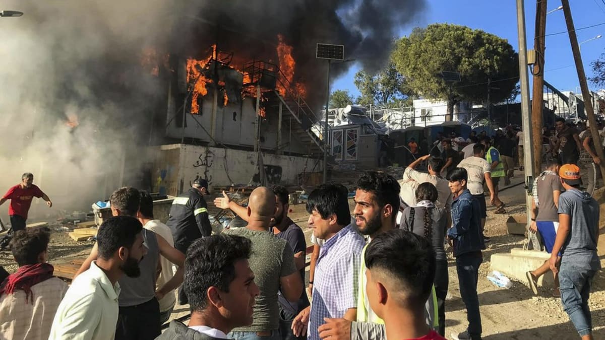 Migranti v Řecku zapálili tábor. Nejméně jeden mrtvý