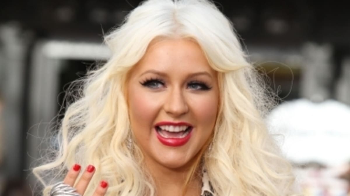 Zpěvačka Christina Aguilera se chlubí dvěma velkými prsteny