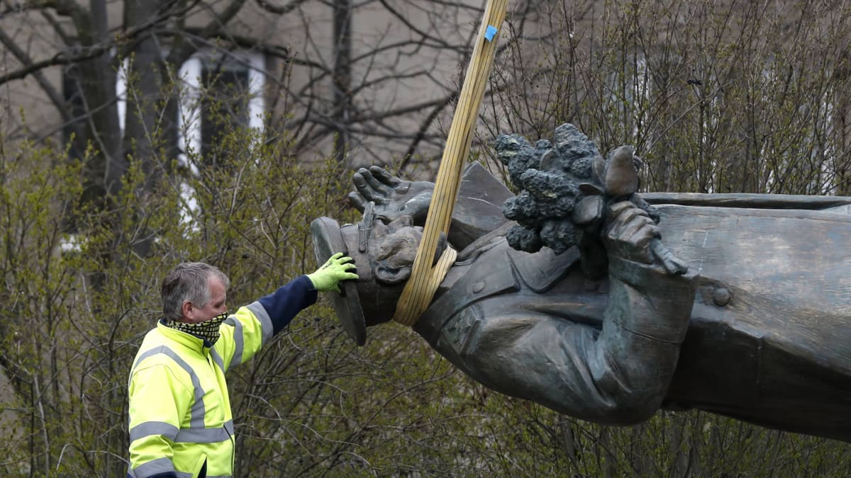 Odstranění sochy maršála Koněva v Praze 6