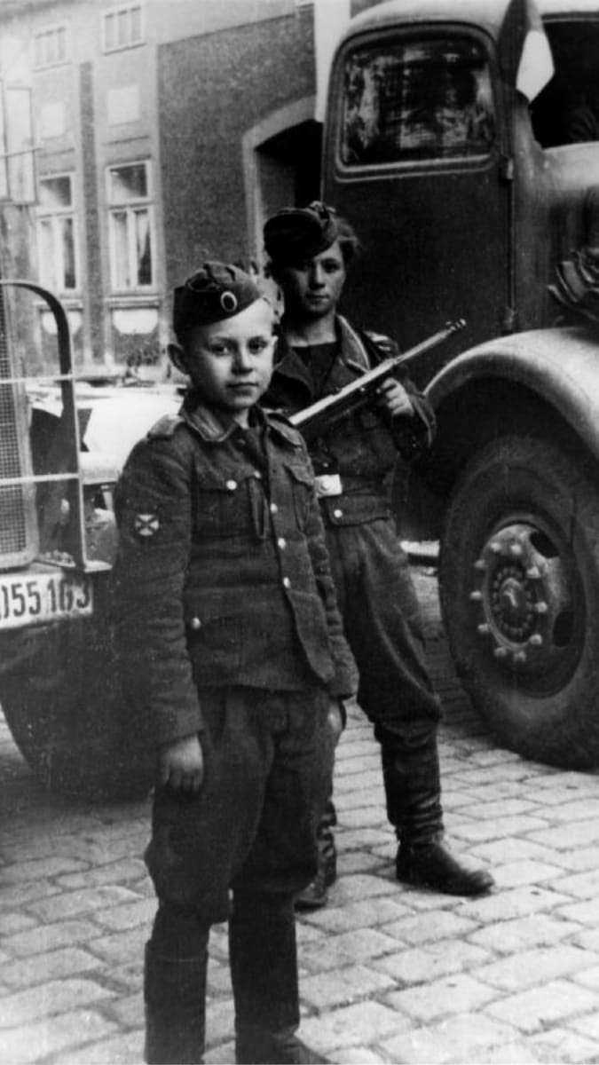 Unikátní snímek z Březnice z 10. 5. 1945 dokumentující, že i v řadách Vlasovových jednotek ROA bojovaly také děti. Do Březnice přijeli vlasovci ve směru od Příbrami a usilovali dostat se odtud k americkým liniím u Lnářů. Po zajetí byly děti zastřeleny