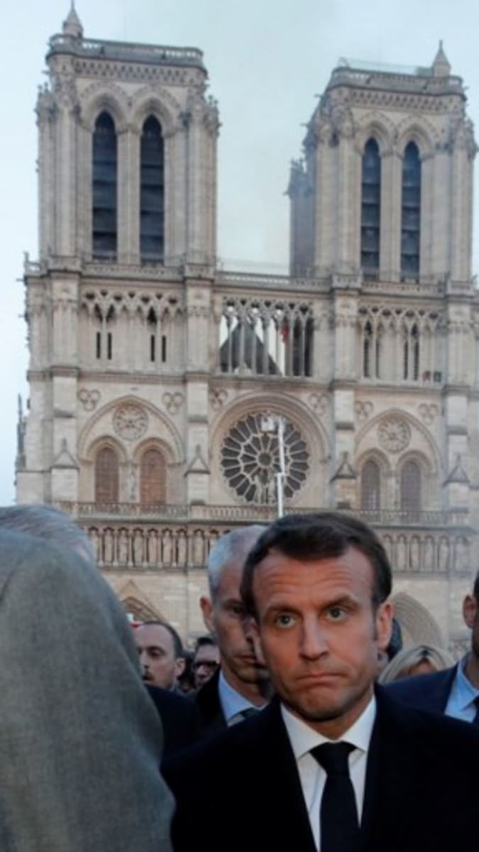 Francouzský prezident Emmanuel Macron přijel ke katedrále