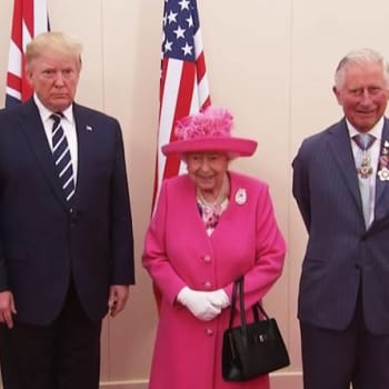 Královna Alžběta II a Donald Trump - oslava operace Overload foto youtube