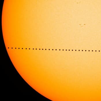 Merkur přejde přes Slunce