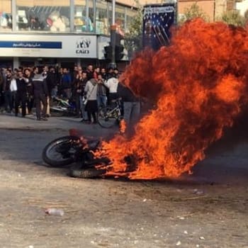 Protesty zachvátily přes 100 íránských měst