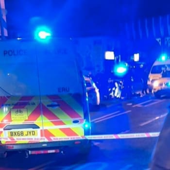 Londýnské policejní jednotky při nočním útoku