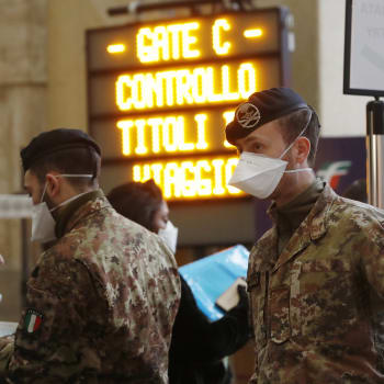 Policisté dohlížejí na dodržování opatření v italském Miláně