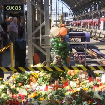 Tragédii na nádraží připomínají stovky květin, zapálených svíček a plyšových hraček