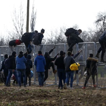 Migranti na hranici Turecka a Řecka překonávají zátaras