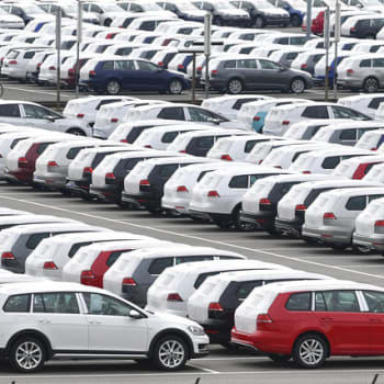 Nové vozy Volkswagen zaparkované v německém Cvikově