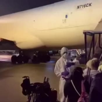 Evakuovaný pár z výletní lodi Diamond Princess natočil kabinu letadla (ZDROJ: AP)