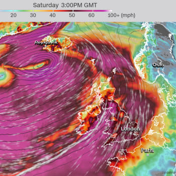 Bouře Dennis s plnou silou udeřila na Britské ostrovy