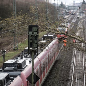 Silný vítr v Čechách komplikuje dopravu na některých tratích(ilustrační foto)