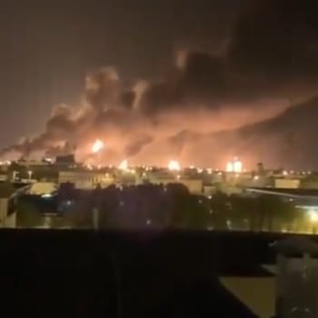 Požár ropného zařízení v Saúdské Arábii