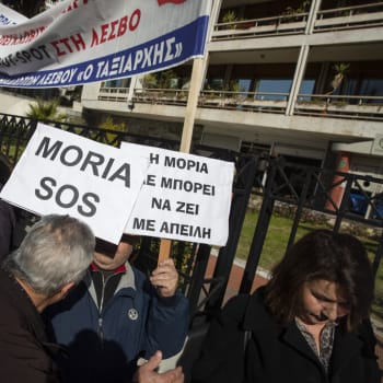 Řekové protestující v Aténách proti budování nových uprchlických táborů