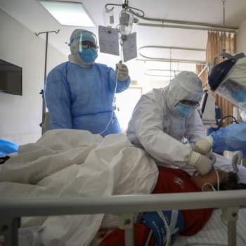Lékaři se starají o pacienta ve městě Wu-chan