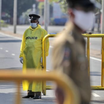 Zákaz vycházení na Sri Lance hlídá policie. Ulice jsou tak téměř liduprázdné