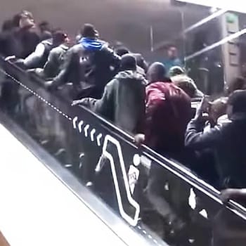 stovky migrantů na pařížském letišti Charles de Gaulla