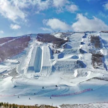 sjezdové tratě a lyžařský areál ZOH 2022 Jen-čching