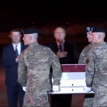 Tělo amerického vojáka dopravil letoun zpátky domů