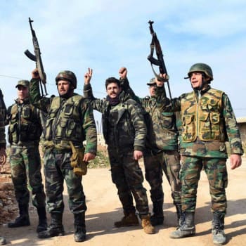 Vojáci syrské armády oslavují postup svých vojsk v provincii Idlib