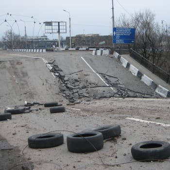 Most v Doněcku poničený ozbrojeným konfliktem mezi mezi ukrajinskou armádou a proruskými rebely
