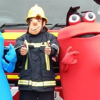 Hasič Sam a dvě postavičky hasicích přístrojů
