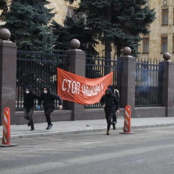 Aktivisté strany Jiné Rusko vyvěsili transparent