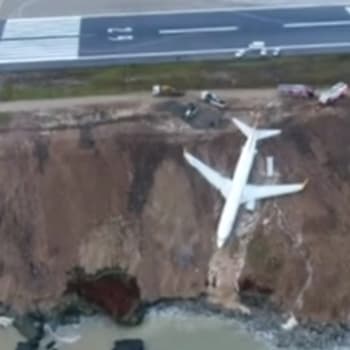 Letadlo v tureckém Trabzonu sjelo z přistávací dráhy