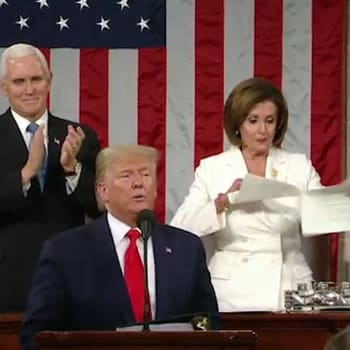 Trump nepodal ruku a Pelosiová roztrhala jeho projev