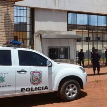 Policejní hlídka u vchodu do vězení ve městě Pedro Juan Caballero