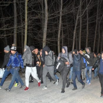 Migranti pochodují k řeckým hranicím