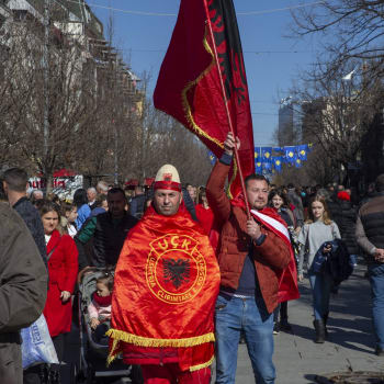 Oslava vyhlášení nezávislosti Kosova v Prištině. V popředí jsou vidět albánské vlajky a vlajka Kosovské osvobozenecké armády