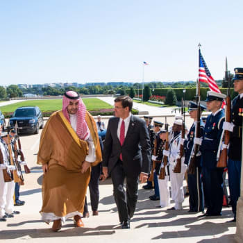 Mark Esper a saúdský princ Khalid bin Salman