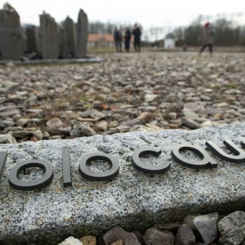 Pomník u bývalého koncentračního tábora v Buchenwaldu
