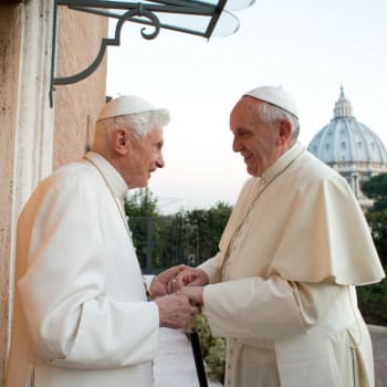 Emeritní papež Benedikt XVI. a současný papež František