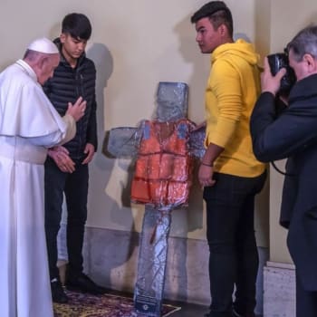 Papež František s ukřižovanou vestou