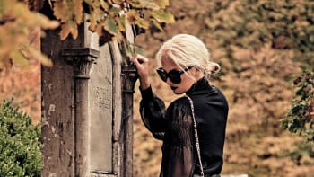 Moderátorka VIP Zpráv Lucie Špaková fotila mezi hroby