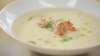 Vyzkoušejte úžasnou bílou cibulovou polévku s krevetami podle šéfa Pohlreicha!
