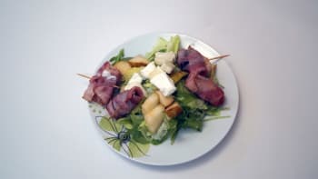 Prostřeno: Salátek s kozím sýrem, pečenou švestkou a datlí ve slanině