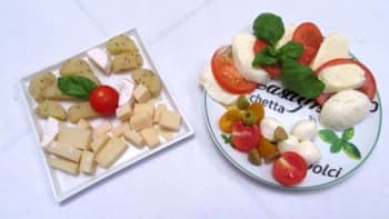 Prostřeno: Caprese salát a výběr sýrů