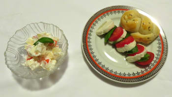 Prostřeno: Salát z krabích tyčinek a ananasu, caprese a domácí housky