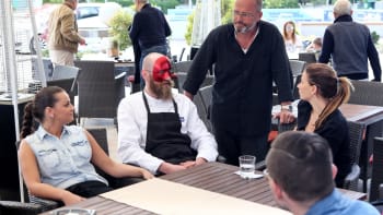 Kuchař v červené masce a prokletí tenisového klubu, čekají šéfa Pohlreicha v premiérovém Ano, šéfe!