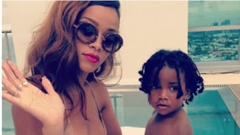 Rihanna ukázala své sexy křivky, ale i mateřské pudy