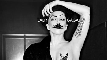 Lady Gaga opět nahá. Na bradavkách má škorpiona, mezi nohama bobra