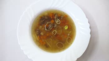Prostřeno: Zlatavá hovězí polévka s domácími bezlepkovými nudlemi