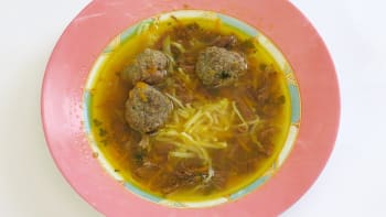 Prostřeno: Hovězí polévka s játrovými knedlíčky a nudlemi