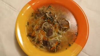 Prostřeno: Hovězí polévka s masovými knedlíčky a domácími nudlemi 