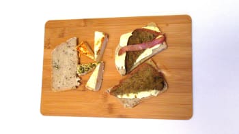 Prostřeno: Sýry z místní sýrárny, provensálská domácí paštika s čerstvým chlebem