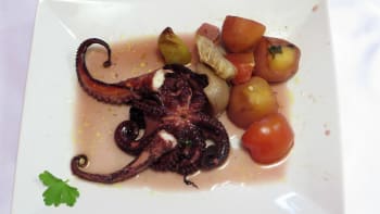 Prostřeno: Pečená chobotnice na víně